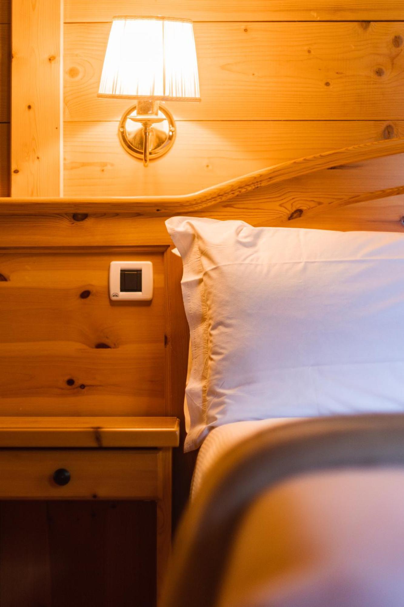 Hostellerie Le Lievre Amoureux Valpelline Exteriör bild